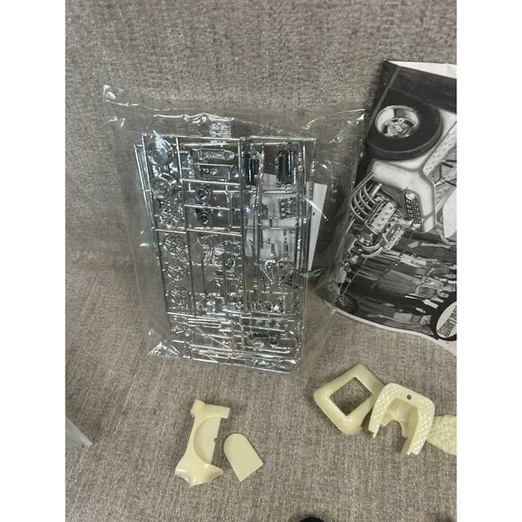 Carl Casper's Undertaker Dragster by Polar Lights  #5014 Model Kit - Picture 5 of 9